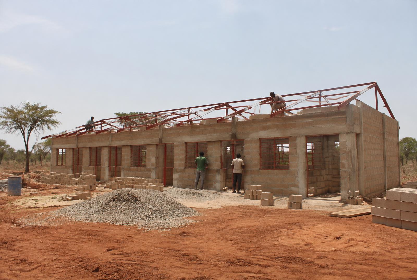 Bâtiment scolaire en construction (illustration)